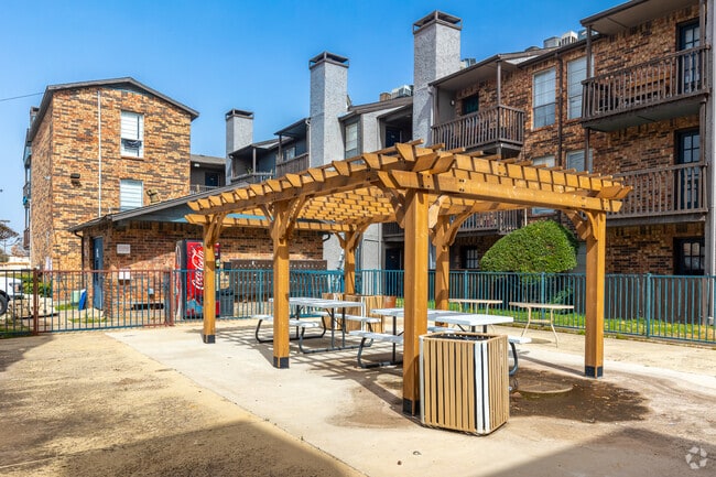 Outdoor Gazebo - Chapel Oaks Apartments