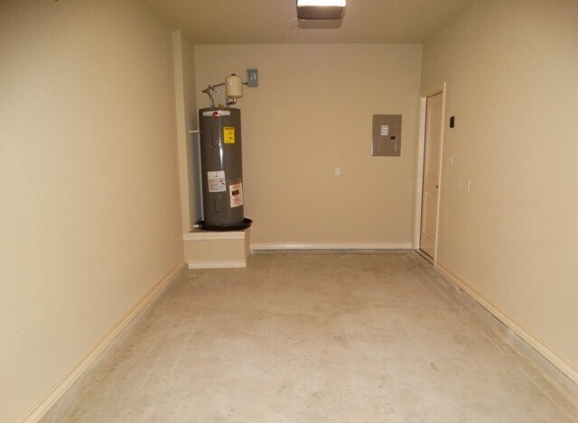 Building Photo - 7010 Lakeview Dr.