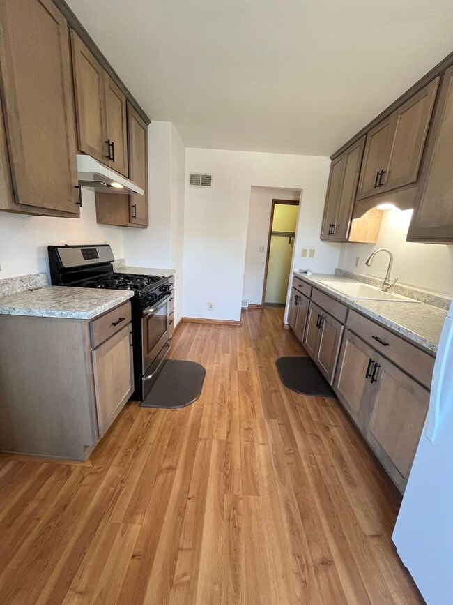 Building Photo - East Side 2 Bed/2 Bath w/ Bonus Room!