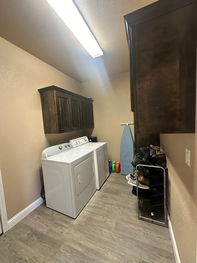 Building Photo - Stunning 4 Bed 2 Bath Home! Parkview Schoo...