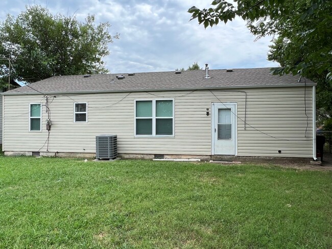 Building Photo - Updated (2) Bedroom within walking distanc...