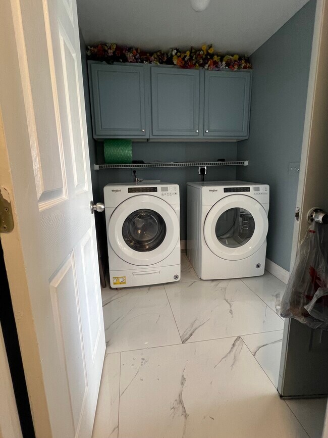 Building Photo - 701 SW Sarazen Ave