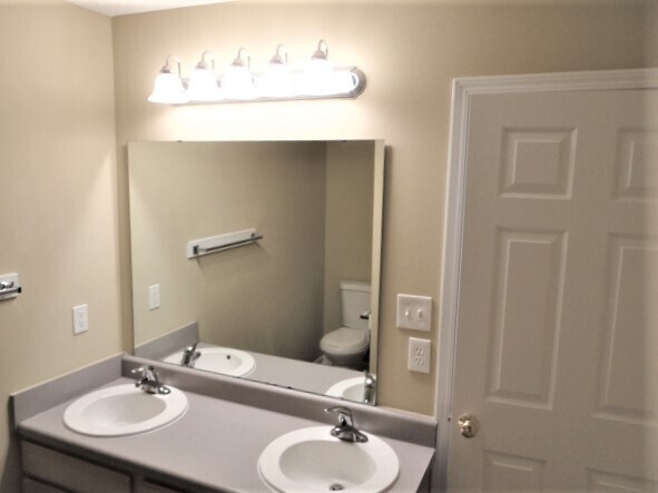 Building Photo - 1907 Landon Farms Ln