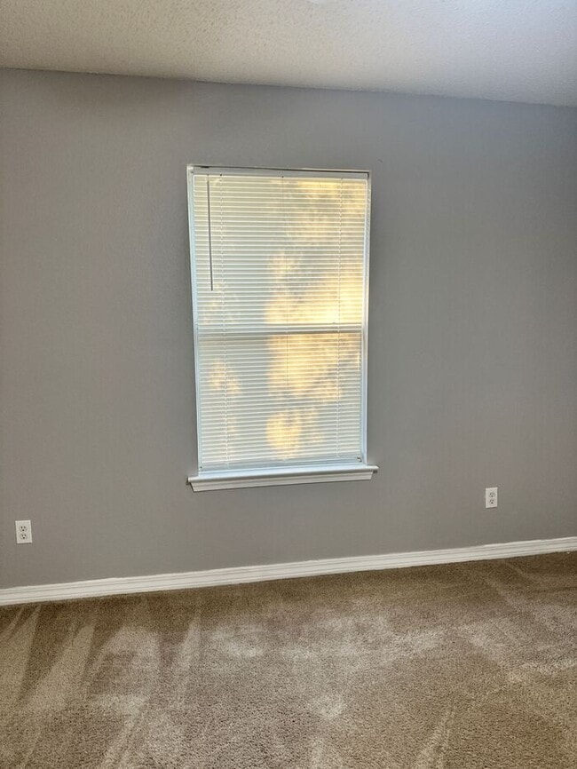 Building Photo - 3/2 Cottage in Maple Oaks Subdivision with garage