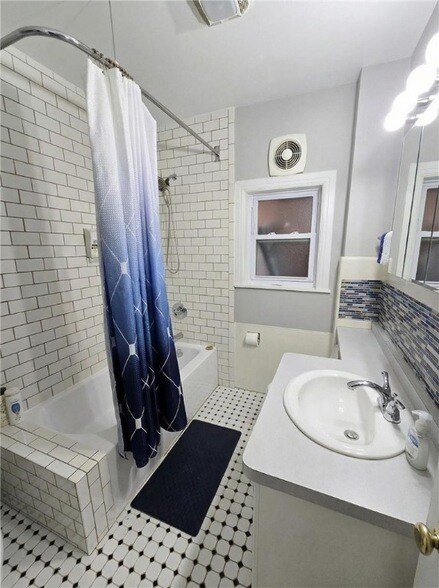 Building Photo - 224 S Pacific Ave