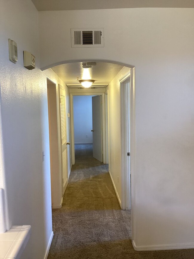 Building Photo - Upstairs Condo Located in the Oak Creek Vi...