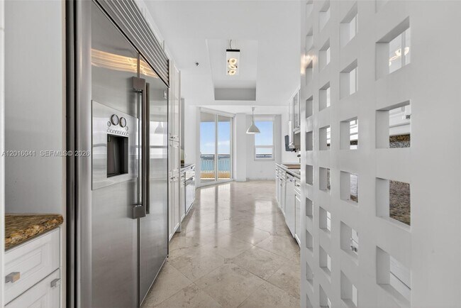 Building Photo - 808 Brickell Key Dr