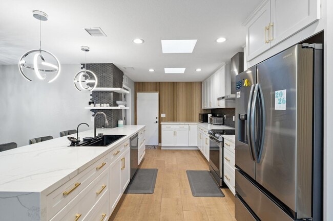 Building Photo - 8178 Via de Ln