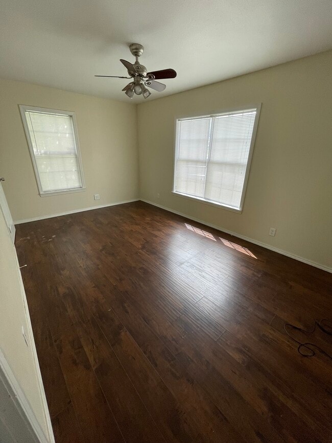 Building Photo - 2102 W Concho Ave