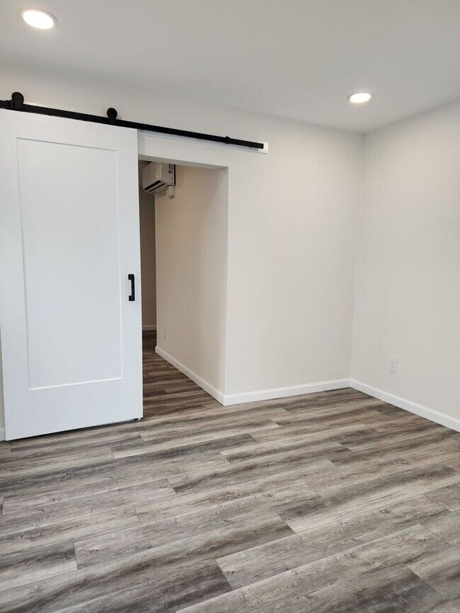 Building Photo - La Mesa Village Jr. One Bedroom-NICE SPACE