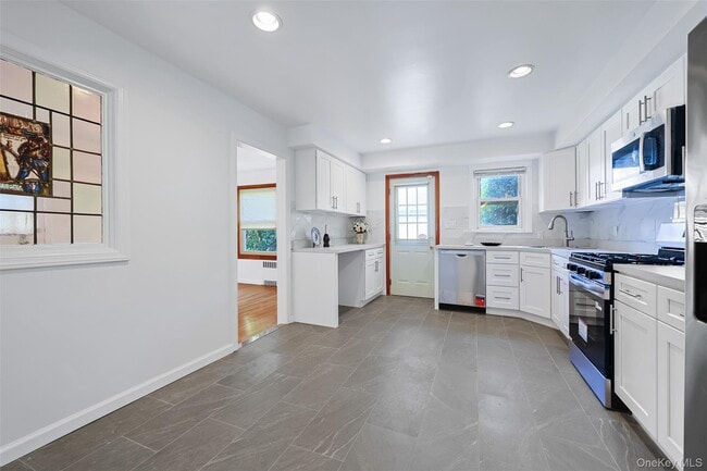 Building Photo - 121 Manhasset Ave