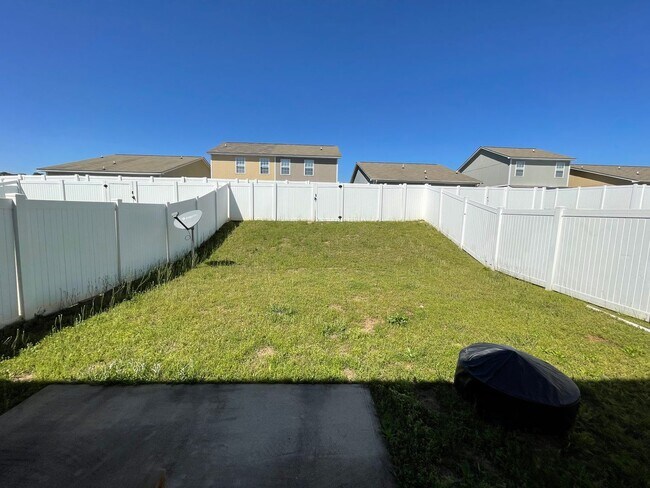 Building Photo - WAKEFIELD SUBDIVISION - Double Garage!  GR...