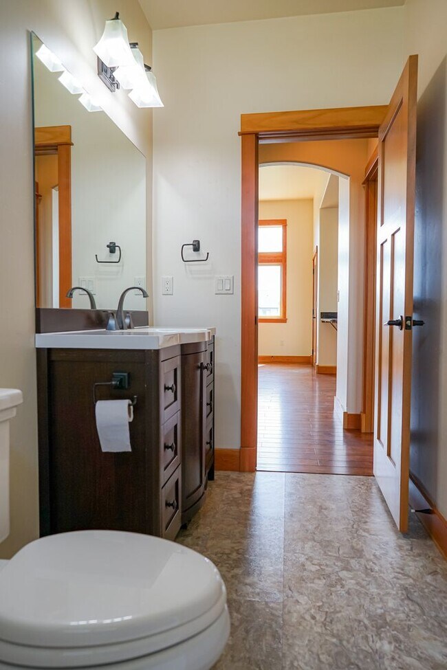 Building Photo - One Month's Free Rent