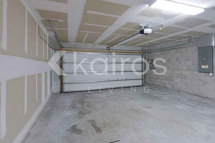Building Photo - 1010 Kaye St E