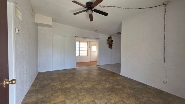 Building Photo - 2 Bedroom 1 Bath Single Family Home, Fenced in Yard