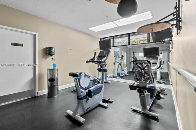 Building Photo - 520 Brickell Key Dr