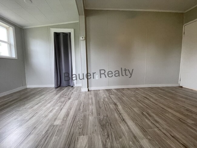 Building Photo - Two Bedroom in Crestview Local Schools