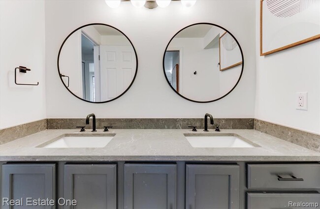 Building Photo - 1631 S Hill Blvd