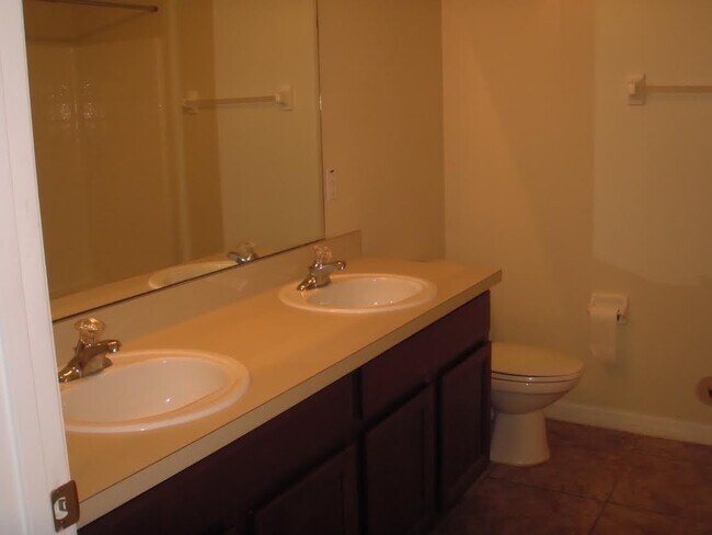 Building Photo - Large 4 bedroom, 2 bath home for rent.