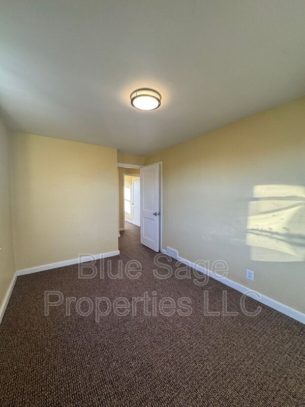 Building Photo - 1500 Llanwellyn Ave