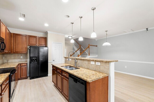 Building Photo - Charming 2-Bedroom Townhome in Desirable Remington Oaks, Cary!