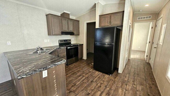 Building Photo - 2233 E Maywood St