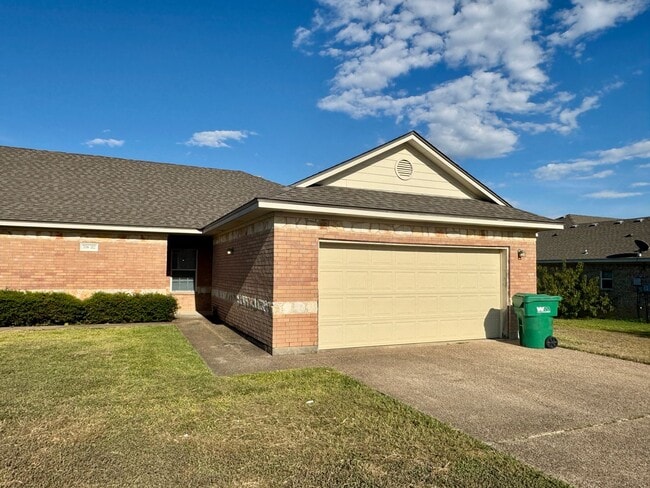 Building Photo - Duplex