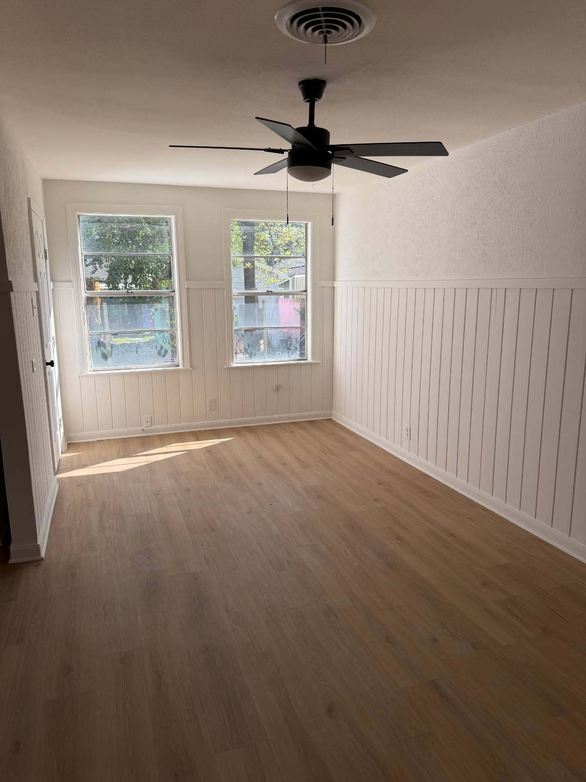 Building Photo - 326 E 1st St