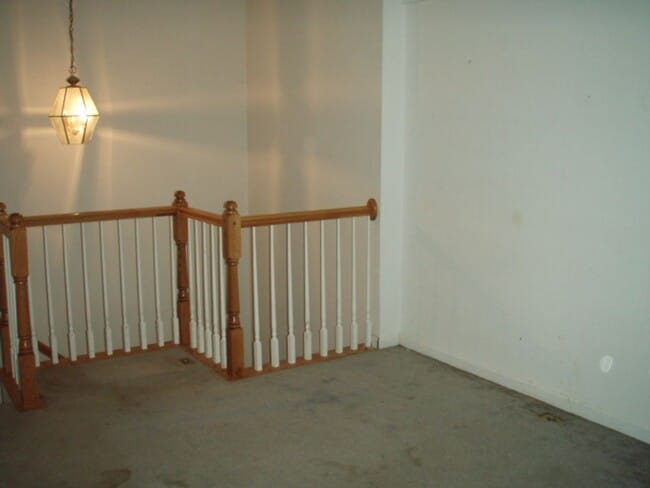 Building Photo - Beautiful 3 Bed 2.5 Bath End-Unit Brick To...