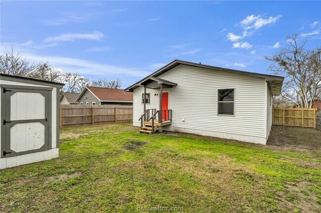 Building Photo - 1103 Phoenix St