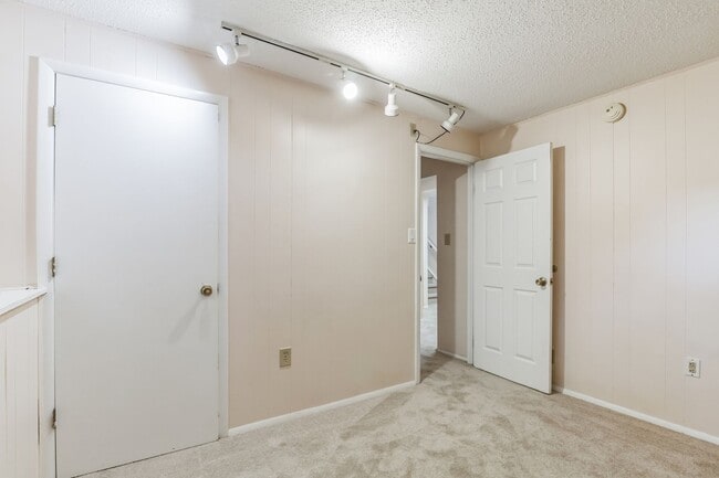 Building Photo - Bright and spacious 4Bd/2.5Bth haven located in a peaceful cul-de-sac!