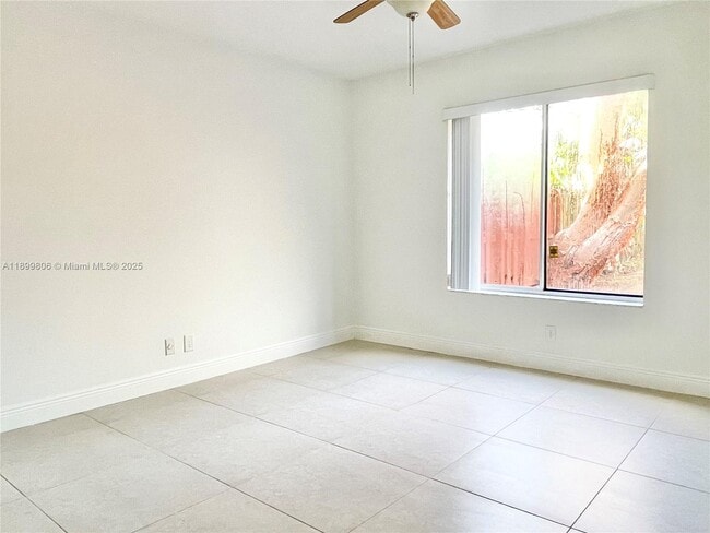 Building Photo - 9420 SW 140th Ct