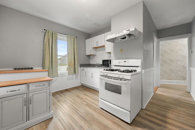 Building Photo - 23 Spicer Ave