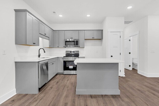 Building Photo - 3 Bedroom 2 1/2 Bath Condo For Rent Near Downtown!