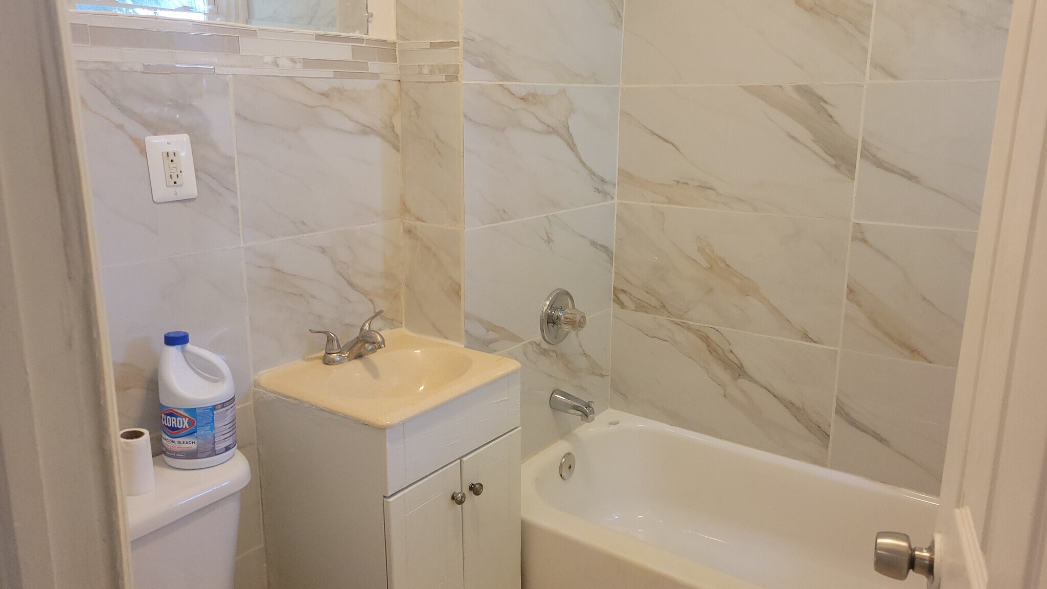 Bathroom - 654 S 19th St
