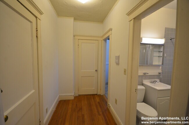 Building Photo - 143 Park Dr