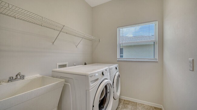 Building Photo - 4-Bedroom Home with Pool in Eastlake Commu...