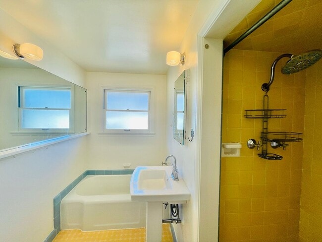 Building Photo - Beautiful Craftsman House in Quiet Queen Anne Neighborhood!