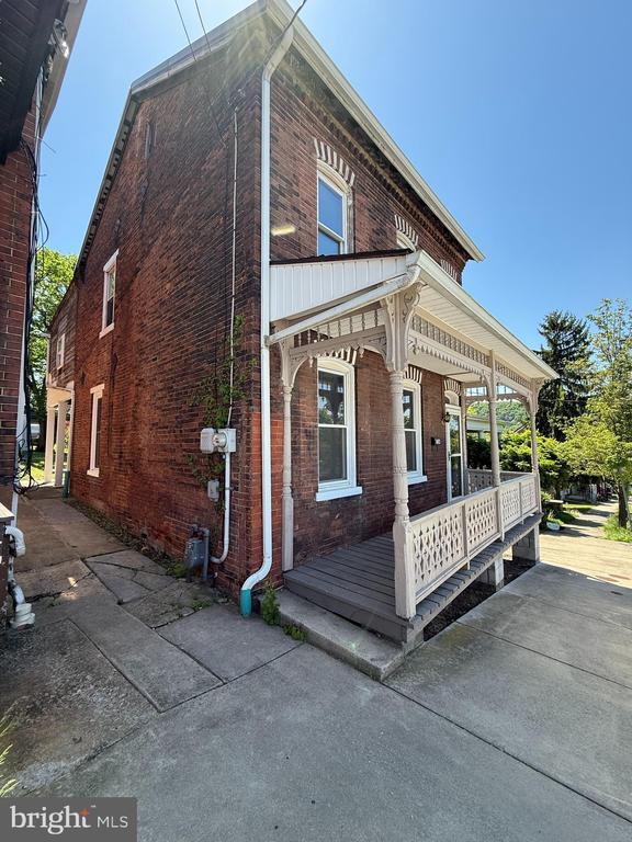 Building Photo - 704 5th St