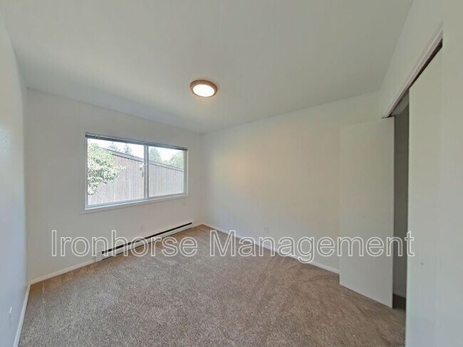 Building Photo - 515 S 15th Ave