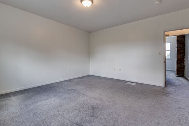 Building Photo - 2823 Cobden St