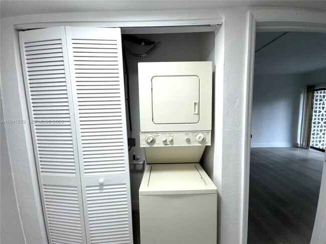 Building Photo - 1525 NE 135th St