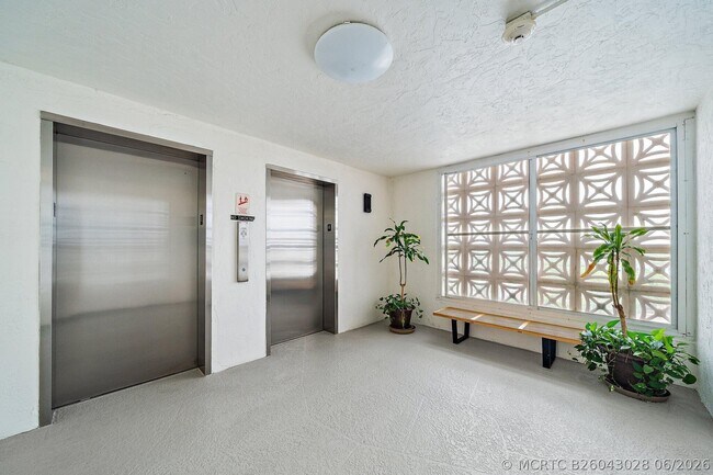 Building Photo - 301 Lake Shore Dr