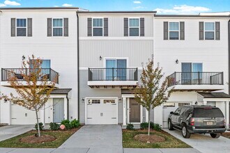 Building Photo - Your Perfect Charlotte Townhome Awaits — Bright, Modern, and Move-In Ready!