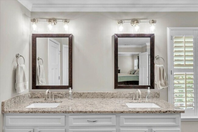 Building Photo - Gorgeous 4 Bed/2.5 Bath in Waterways Township!