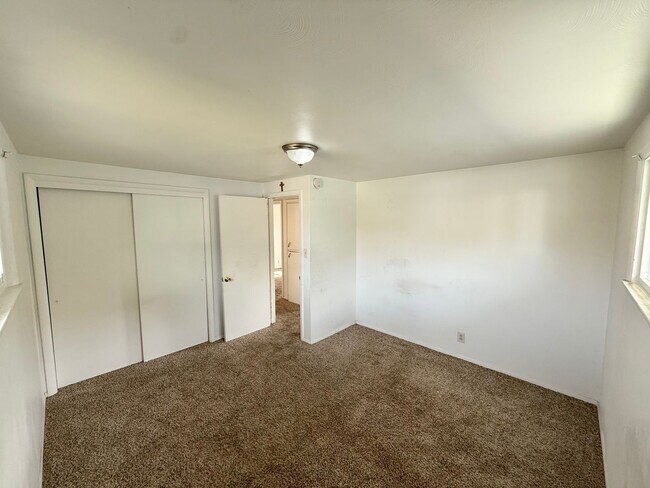 Building Photo - 3 Bedroom, 1 Bath Ranch Home in Northwest ...