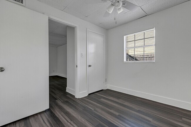 Building Photo - 2027 30th Ave N