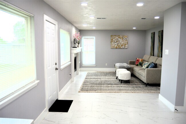 Building Photo - 3419 Southdown Dr