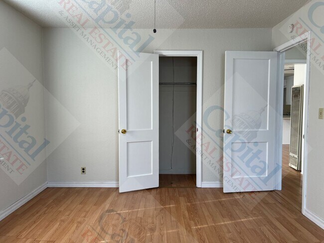 Building Photo - Cozy 2 Bedroom