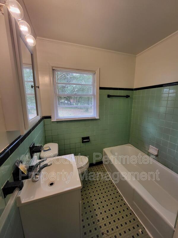 Building Photo - 2639 Tredway Dr